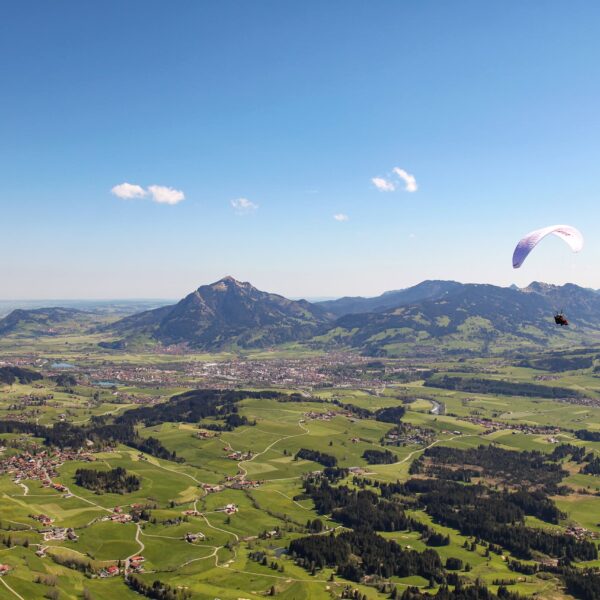 Zweit Tandem Paragleiter über Bolsterlang mit Blick auf das Illertal und Grünten