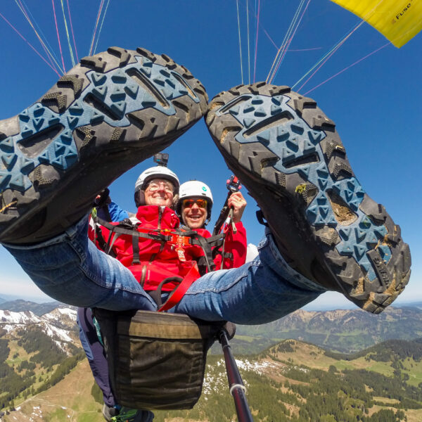 Tandem Paragliding Flug mit Blick auf Nagelfluhkette und Hörnerkette