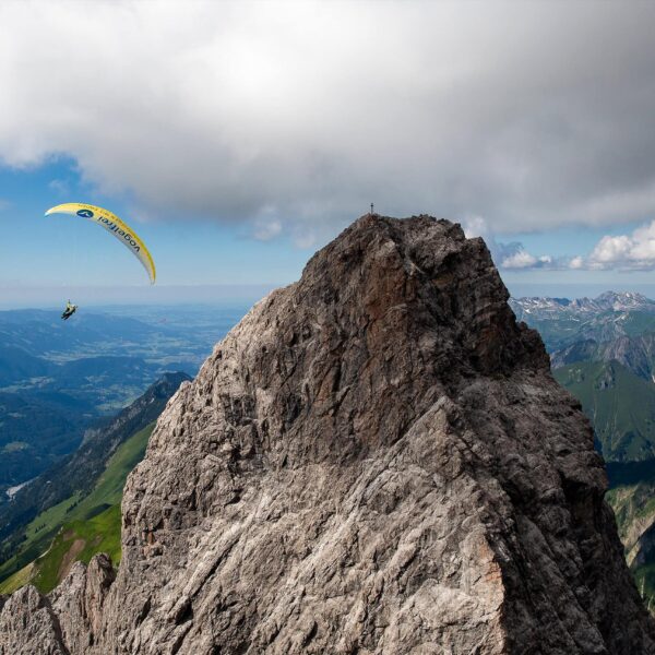 Tandem Paragleiter mit Trettachgipfel beim Bergweltflug
