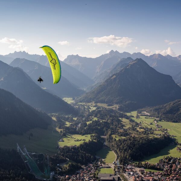 Tandem Paragleiter im Wingover vor Oberstdorfer Bergkulisse